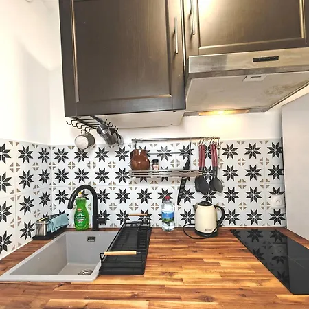 Cozy Flat - Metro 13-14 *
